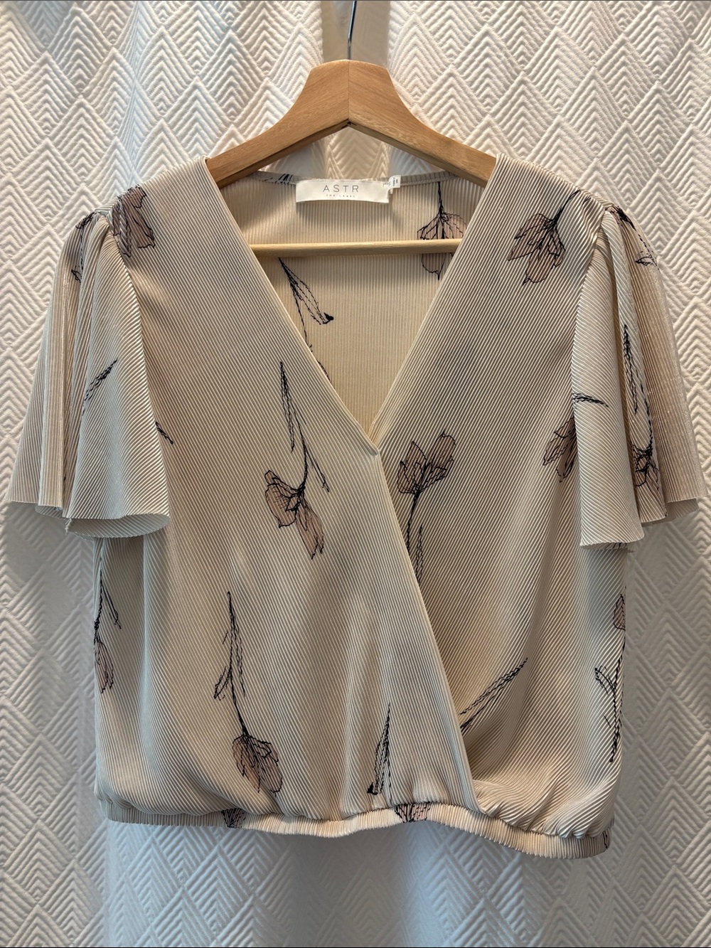 ASTR THE LABEL Floral Sketch Wrap Top Cream Ivory Flutter Sleeve Blouse M